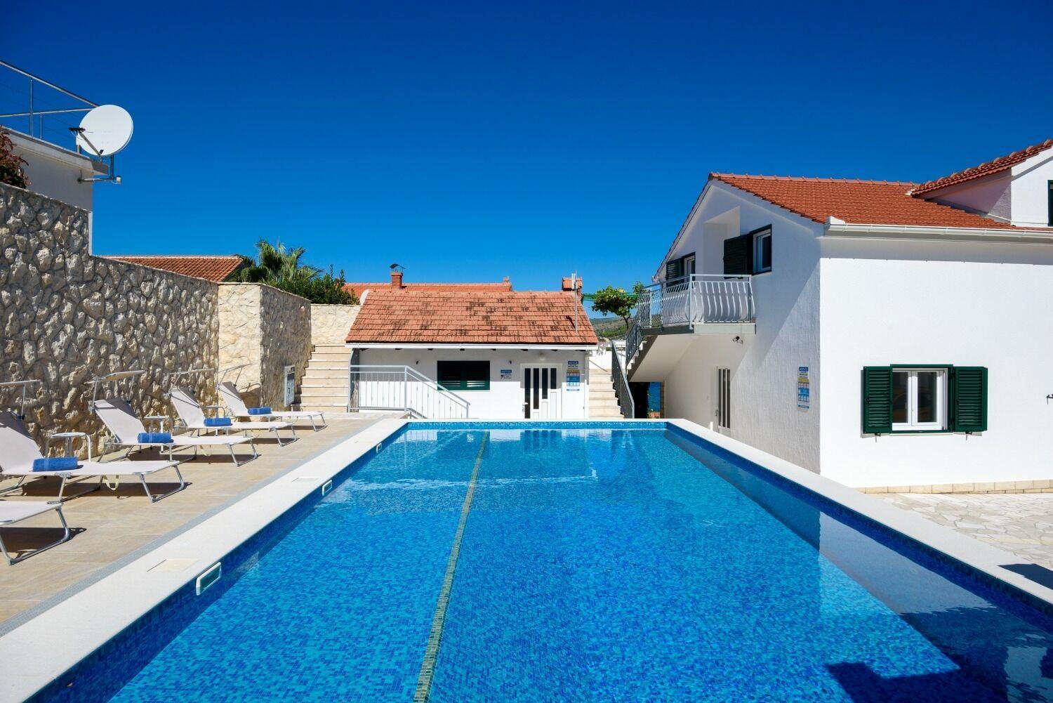 Apartments Bisernica-With Pool Ražanj Esterno foto